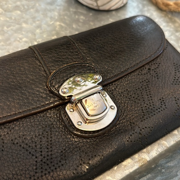 Louis Vuitton Mahina Wallet - Picture 14 of 16